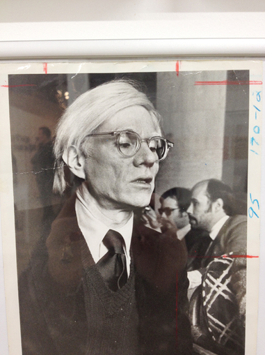Power struggles embedded in newspaper photos